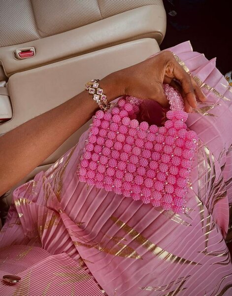 Sac à main perlé rose
