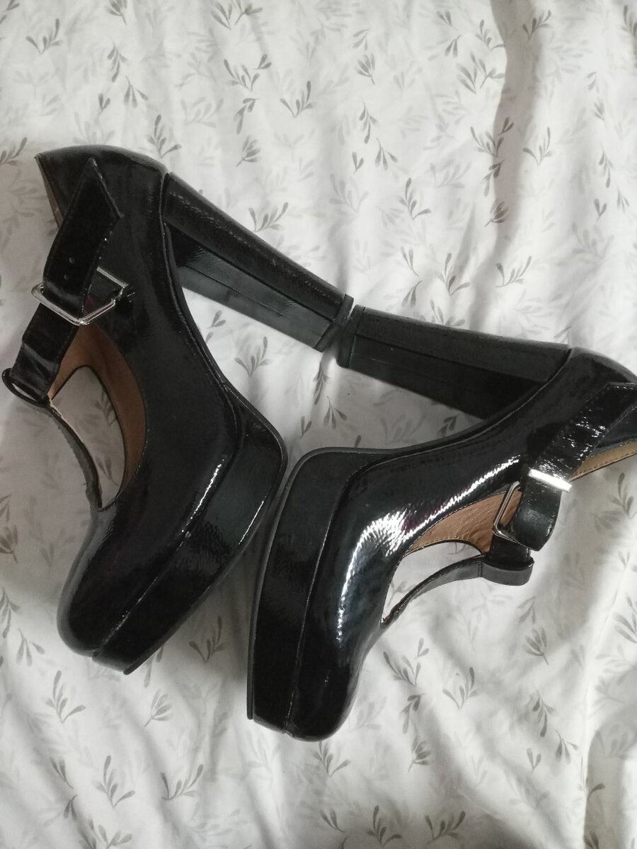 Chaussures à talons vernis élégantes