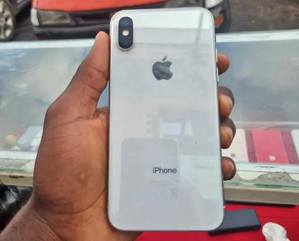 iPhone X Argent 64 Go