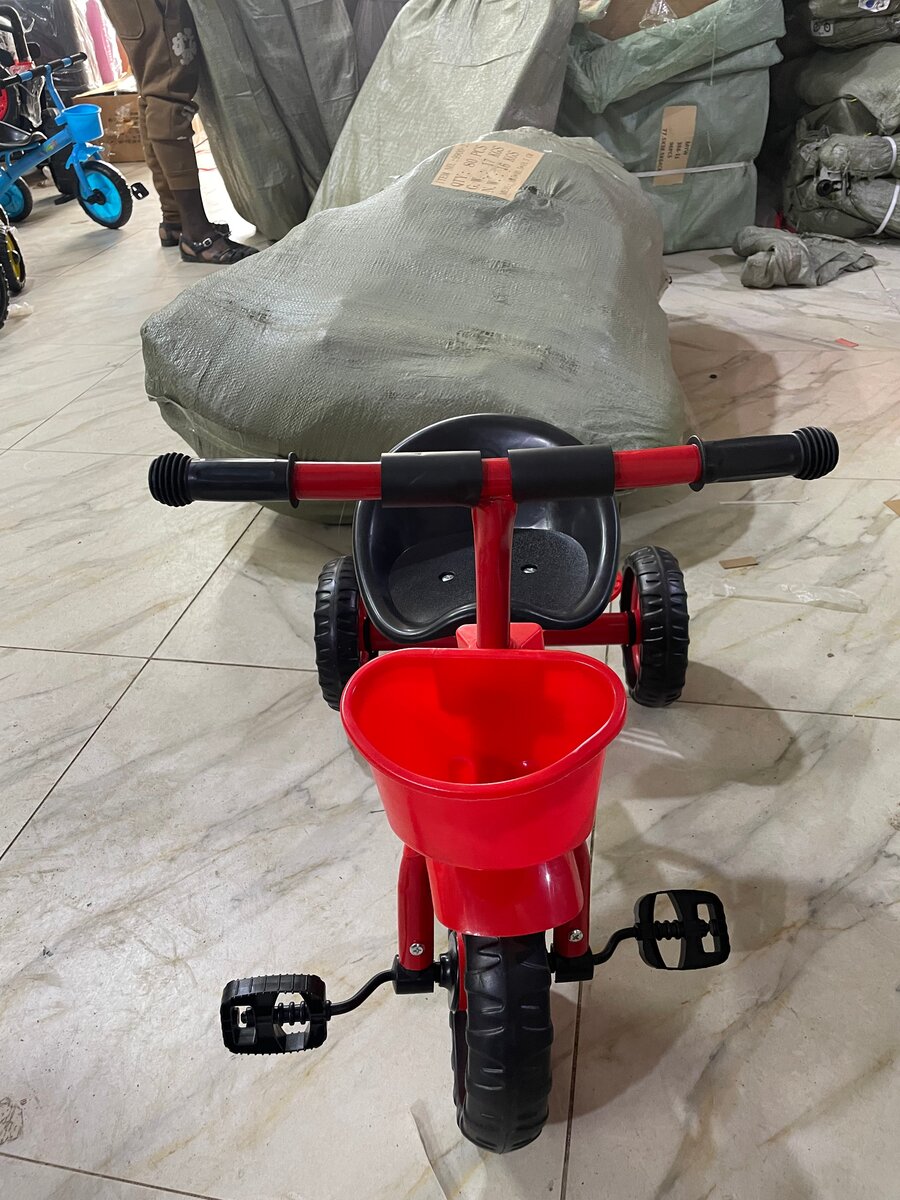 Tricycle rouge pour enfants