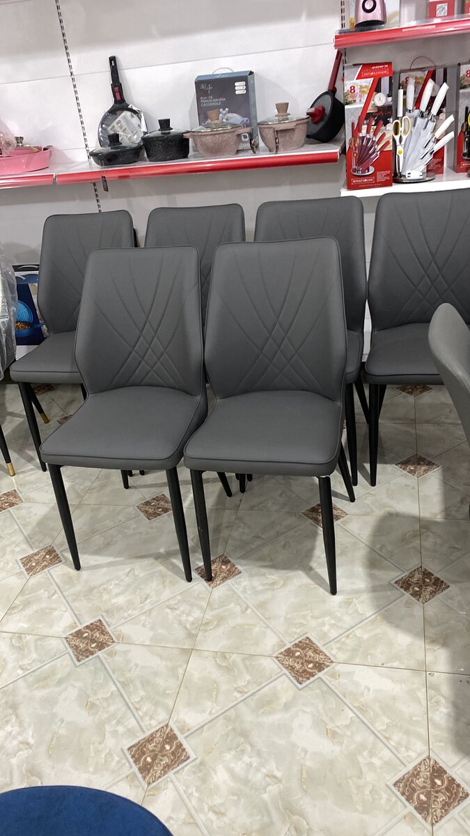 Chaise grise moderne