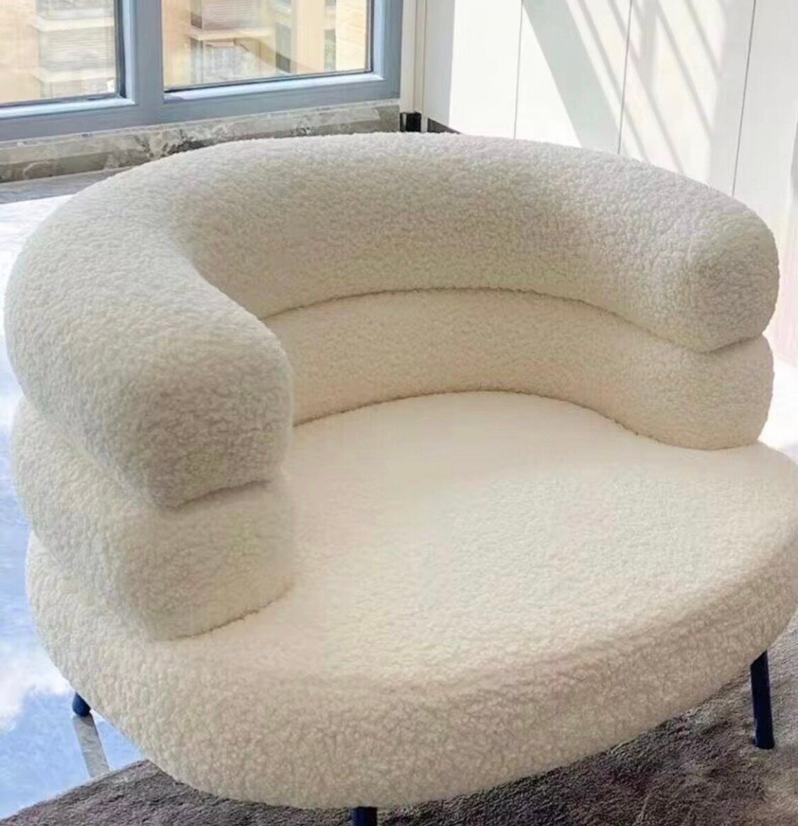 Fauteuil rond en tissu beige