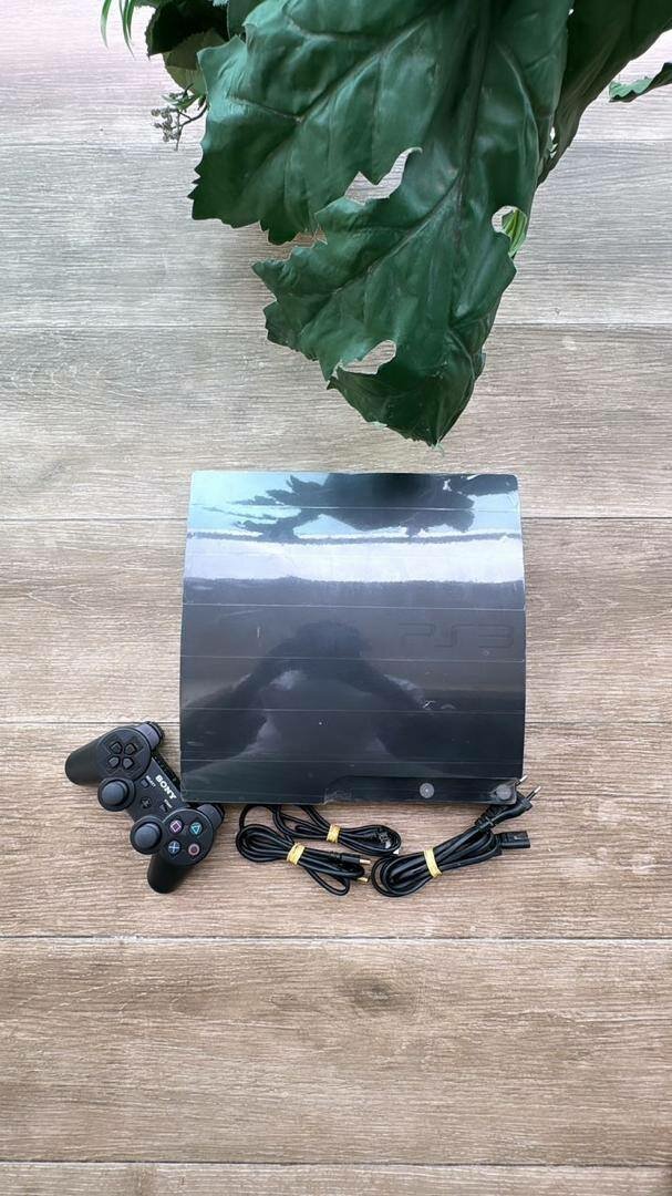 PS3 slim +20 jeux et 2 manettes