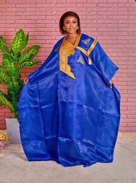 Caftan bleu brodé élégant