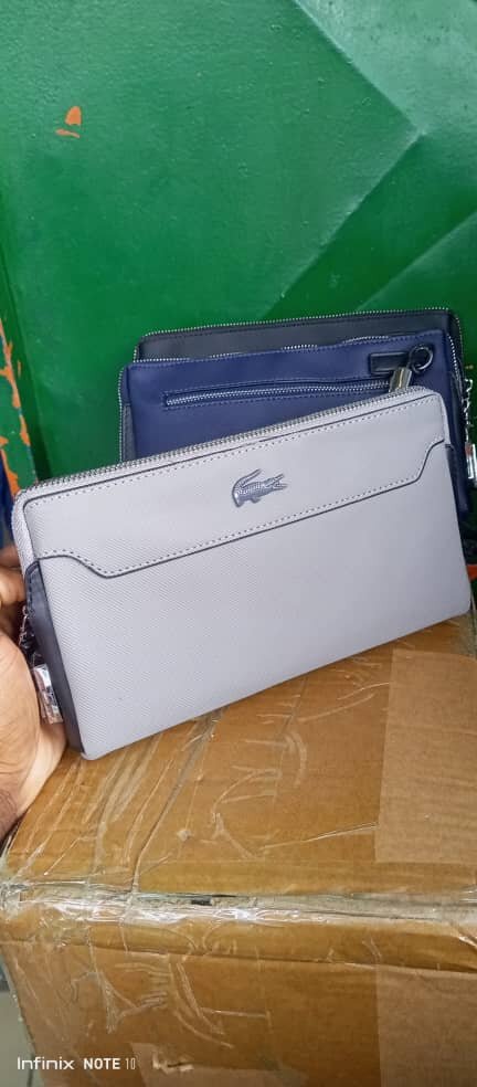 Trousse à main élégante Lacoste