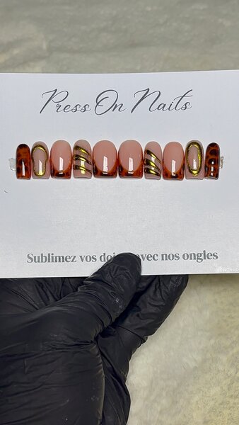 Ongles Faux Élégants Doré