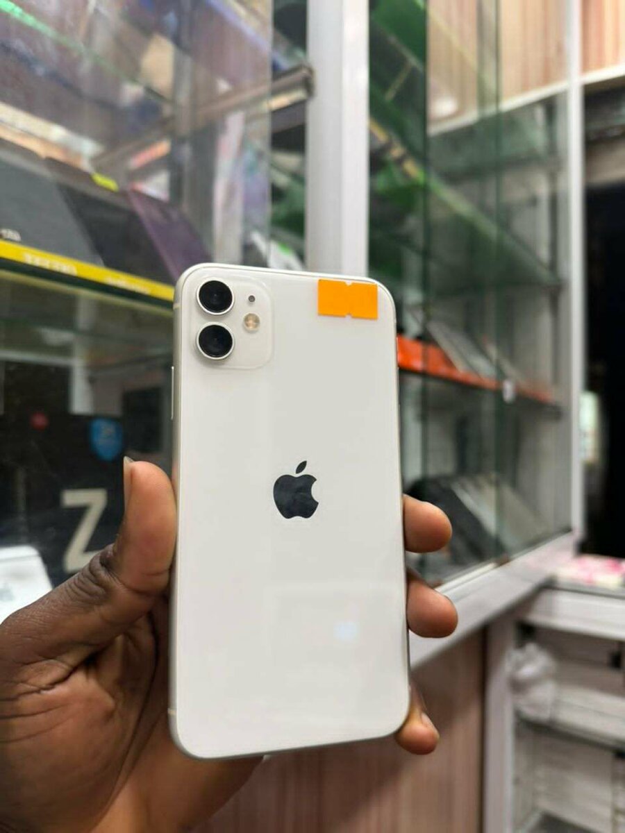 11 Blanc 64Go 2nd main