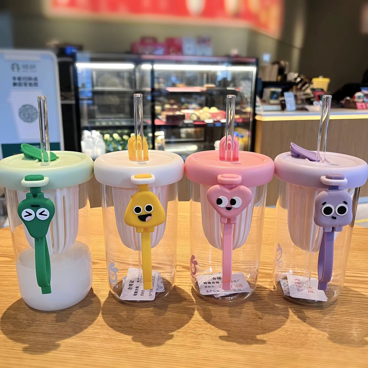 Gobelet en verre mignon avec paille