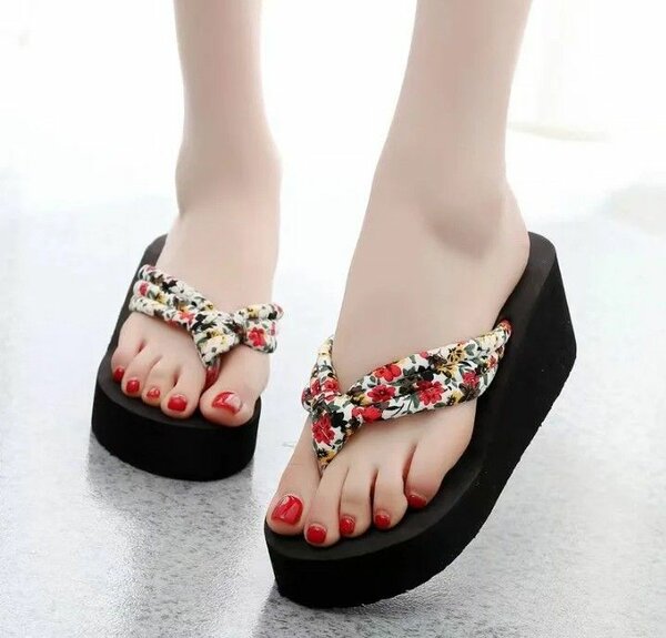 Tongs compensées élégantes