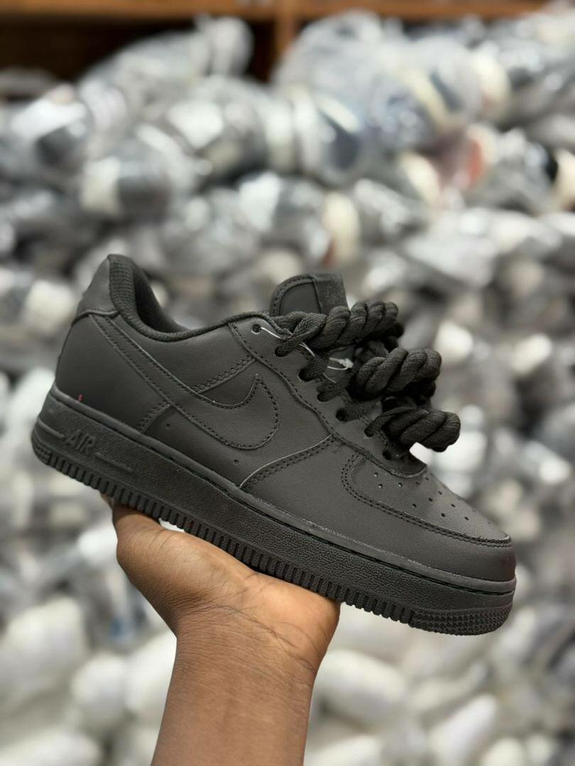 Baskets blanches et noires