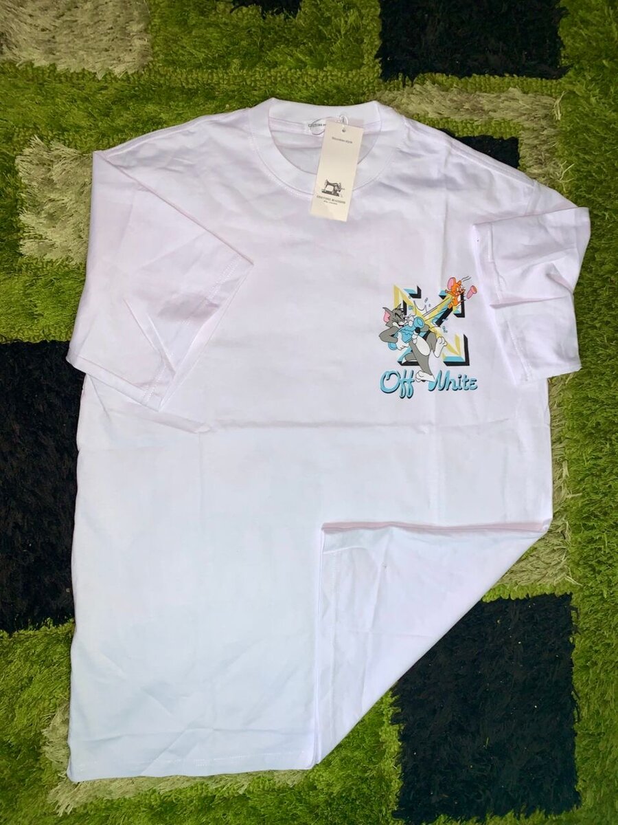 T-shirt graphique moderne