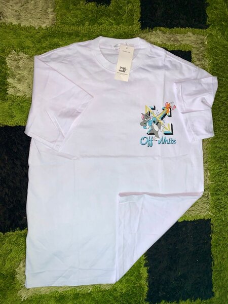 T-shirt graphique moderne