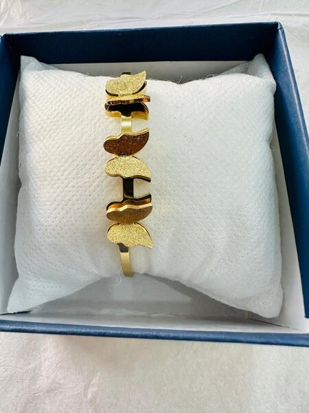 Ladies fashion bracelet