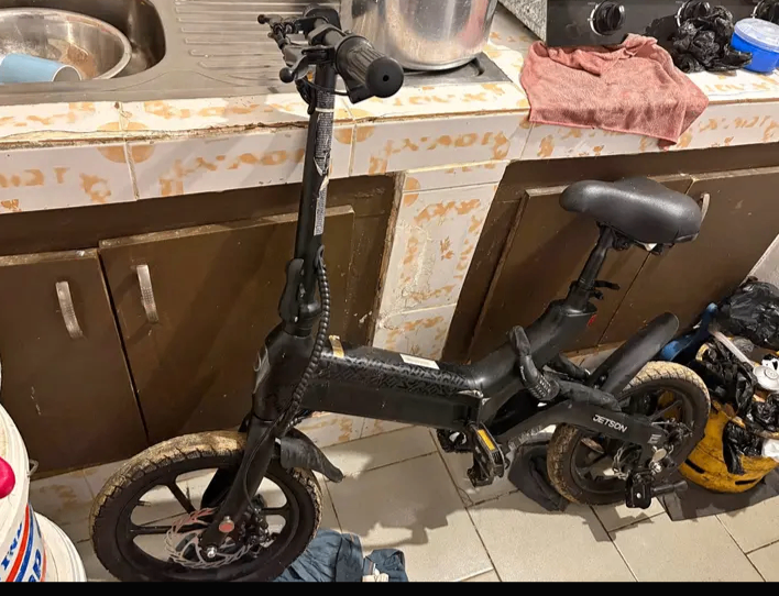 Vélo électrique pliable compact