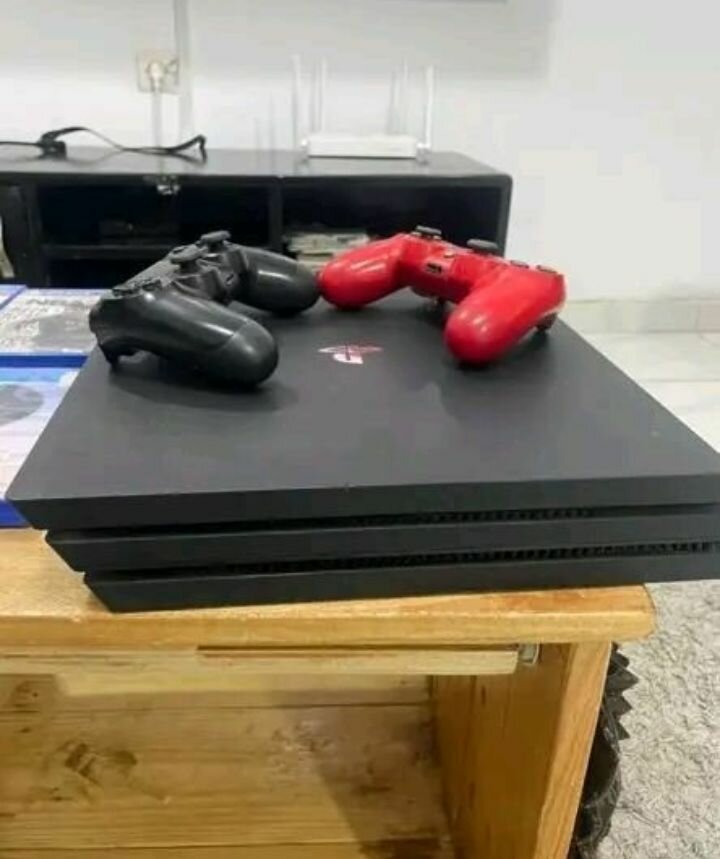 Console PS4 avec jeux et manette rouge
