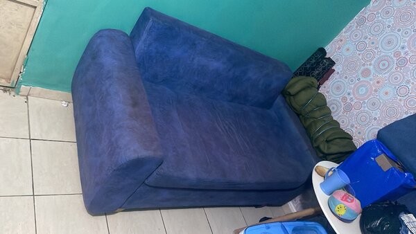 Fauteuil en velours bleu