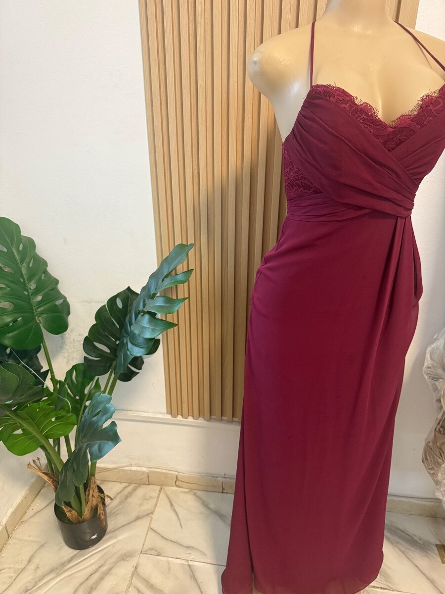 Robe élégante en dentelle rouge
