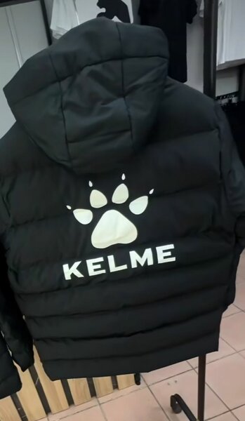 Куртка от бренда Kelme все в оригинале
