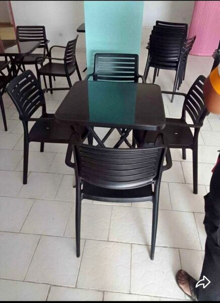 Table et chaises en plastique noir