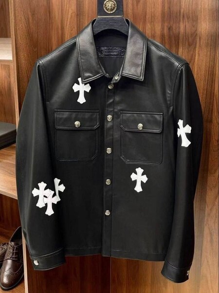 Veste en cuir noir avec croix