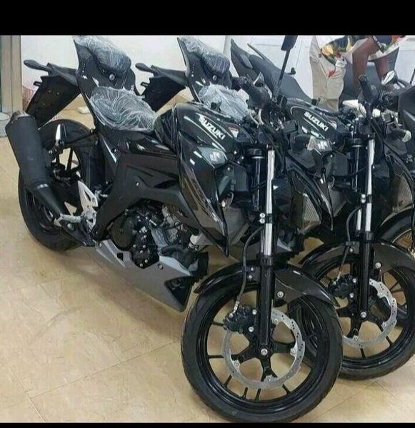 Nouvelle moto Suzuki noire