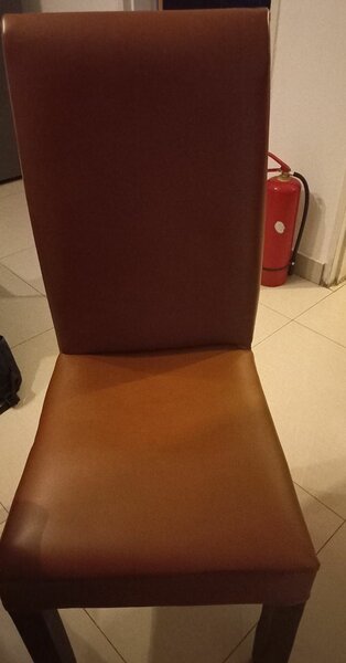 Large 6 sitter dinning table.