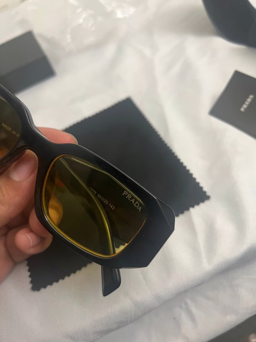 Lunettes de soleil Prada élégantes