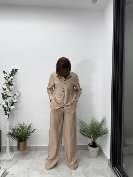 Tenue beige élégante femme