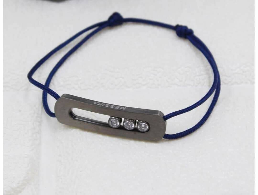 Brassard et bijoux colorés