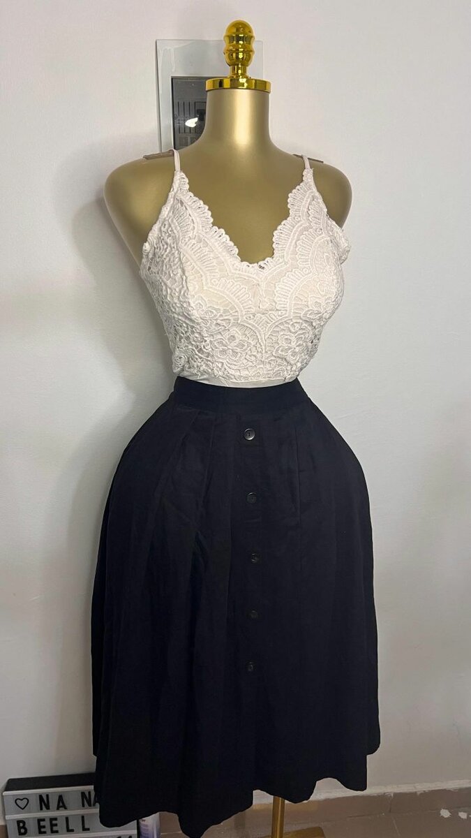 Jupe Midi Boutonnée Noire Élégante