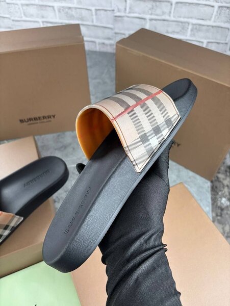 Claquettes Burberry Luxe