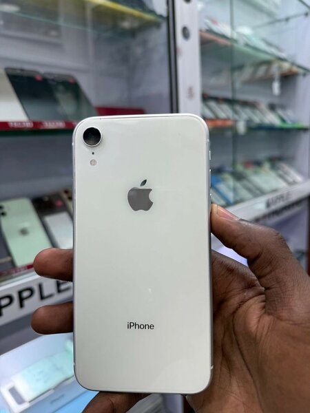 iPhone XR blanc débloqué