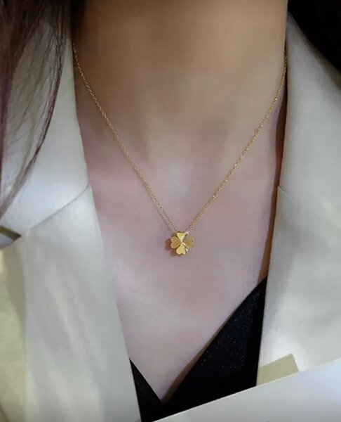 Parure de collier et boucles d'oreilles trèfle en or