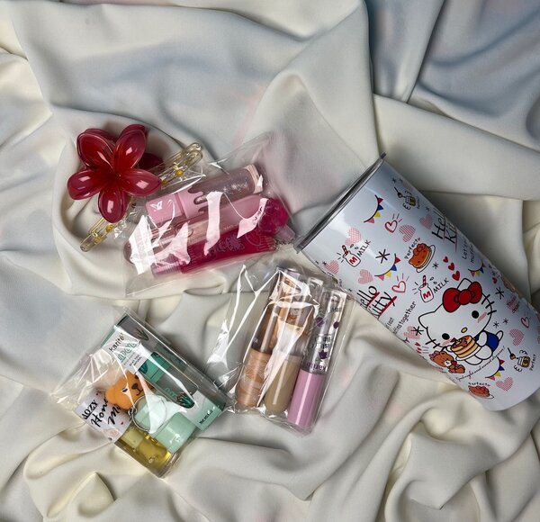 Tumbler kawaii avec accessoires beauté