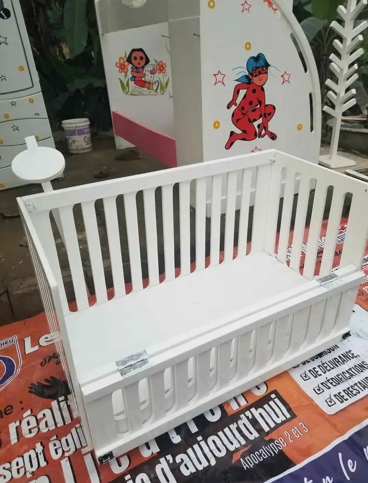 Lit bébé en bois ajustable