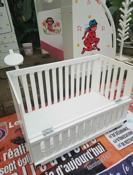 Lit bébé en bois ajustable