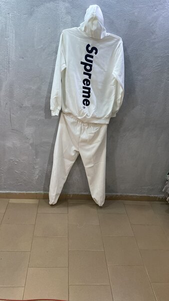 Pull complet blanc noir suprêm