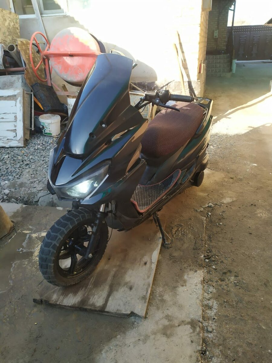 Макси скутер 180 куб