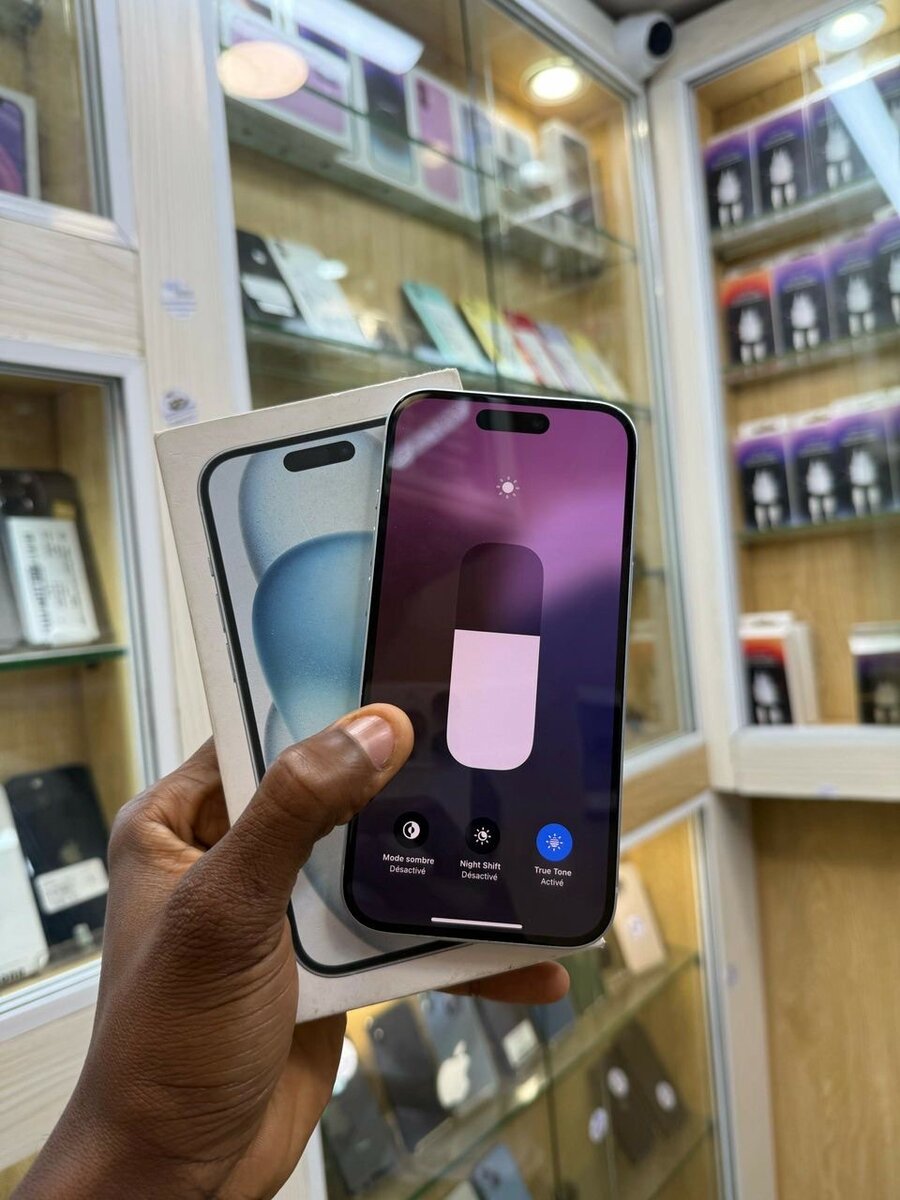 iPhone 15 128go CE quasi neuf avec son carton