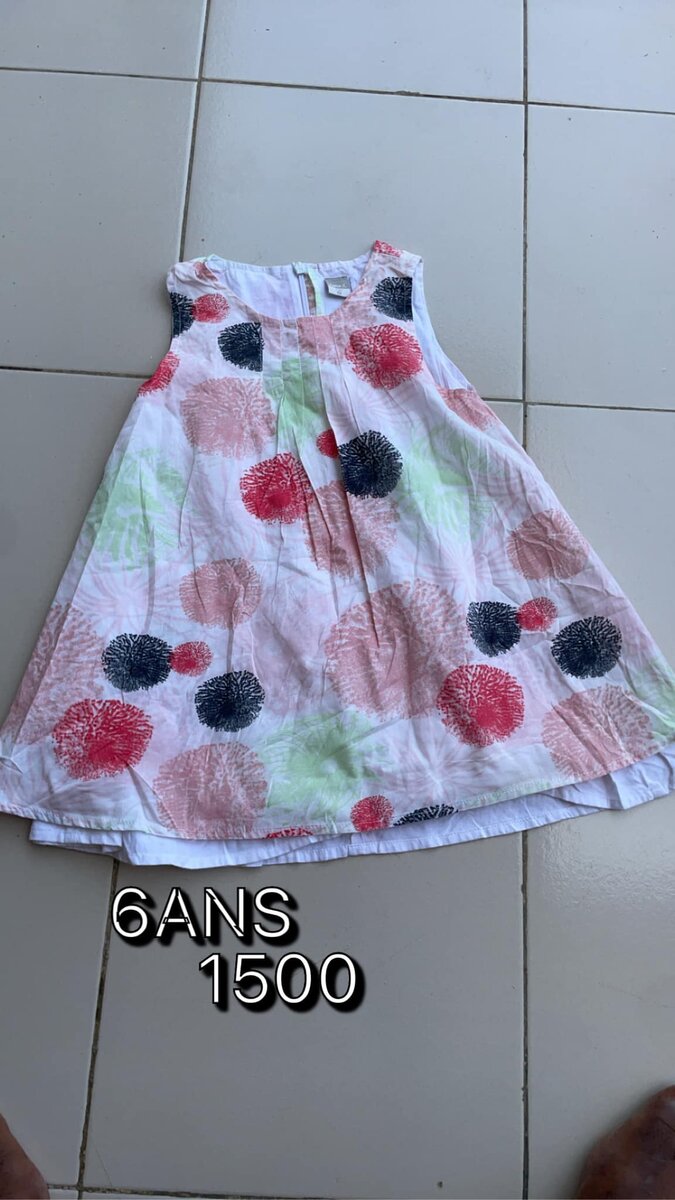 Robe pour filles, blanche aux couleurs vives