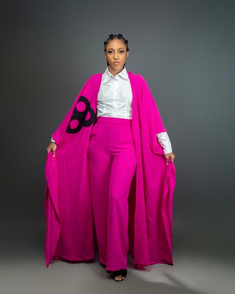 Cape long noir et rose élégant