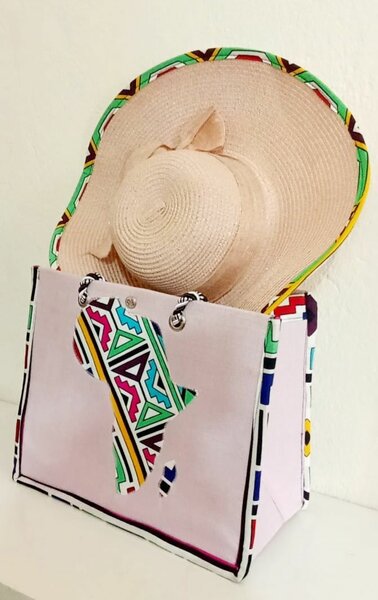 Sac à main ethnique avec chapeau