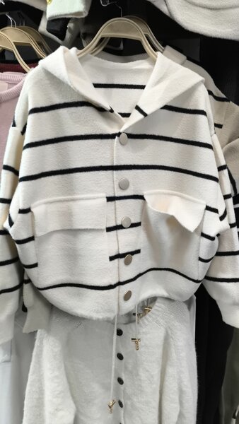 Теплый свитер на пуговицах