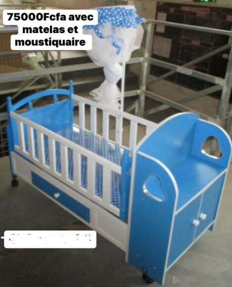 Lit d'enfant bleu avec commode