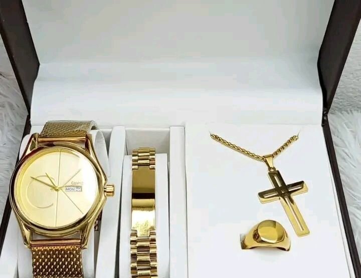 Set montre et bijoux dorés