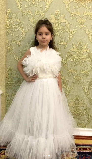 Красивое белое платье для девочек. 