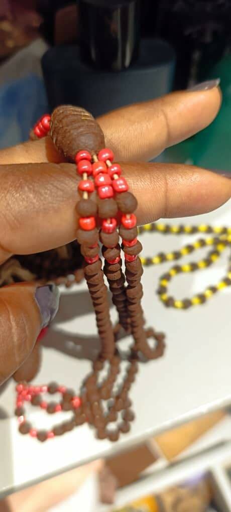 Collier perles en bois colorées