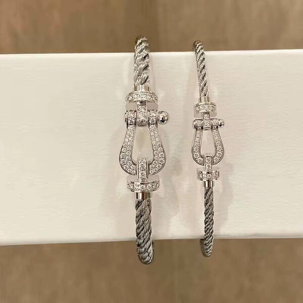 Bracelet torsadé en argent élégant