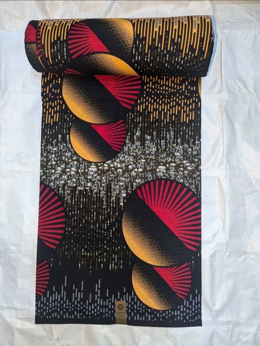 Tissu gris jaune rouge