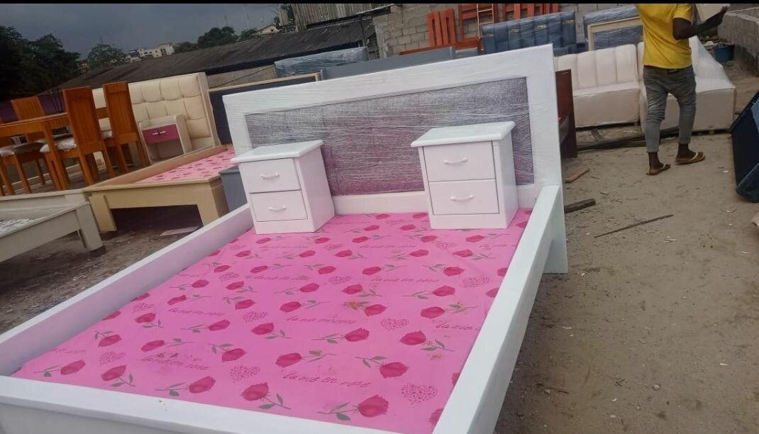 Lit double moderne avec tables de chevet